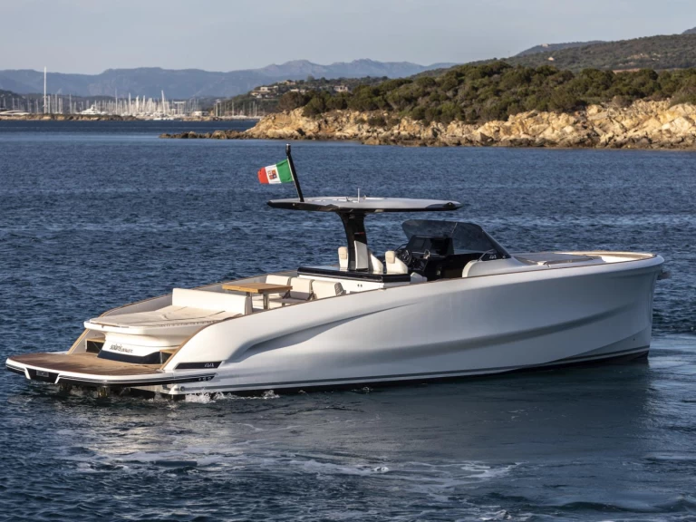 Noleggio Barca a motore Solaris con patente nautica