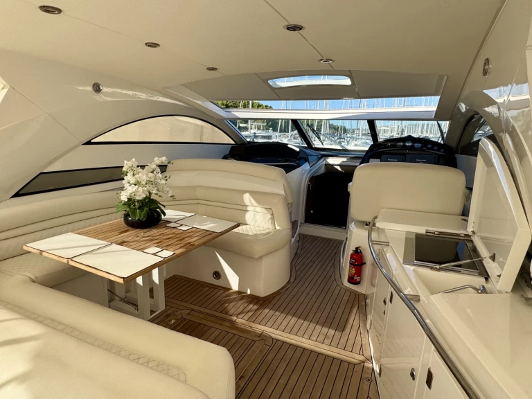 Noleggio Barca a motore Sunseeker con patente nautica