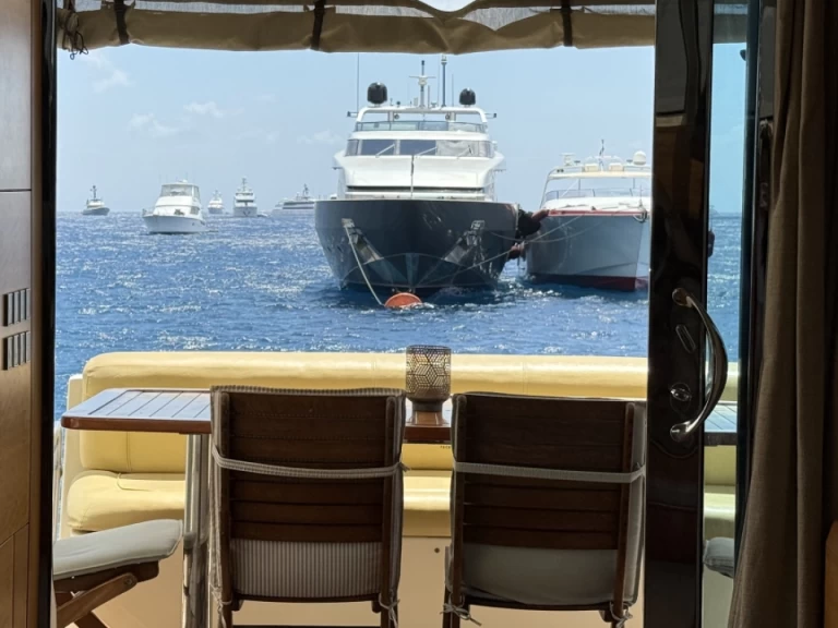 Yacht di lusso a noleggio a Órmos Bay al miglior prezzo