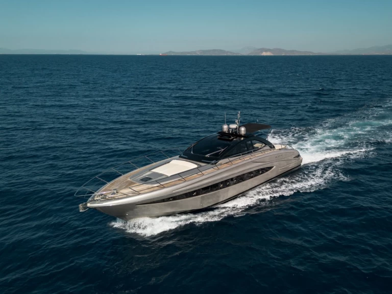 Noleggio Yacht di lusso a Limáni Lavríou – Riva Vertigo 63