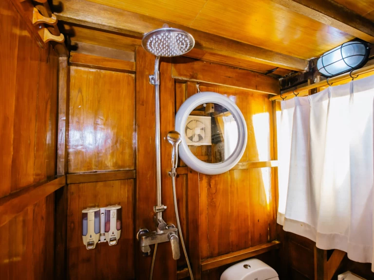 Noleggio barche Labuan Bajo economico Phinisi Boat