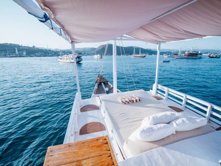 Noleggio Barca a vela a Labuan Bajo – White Pearl 02 Phinisi Boat