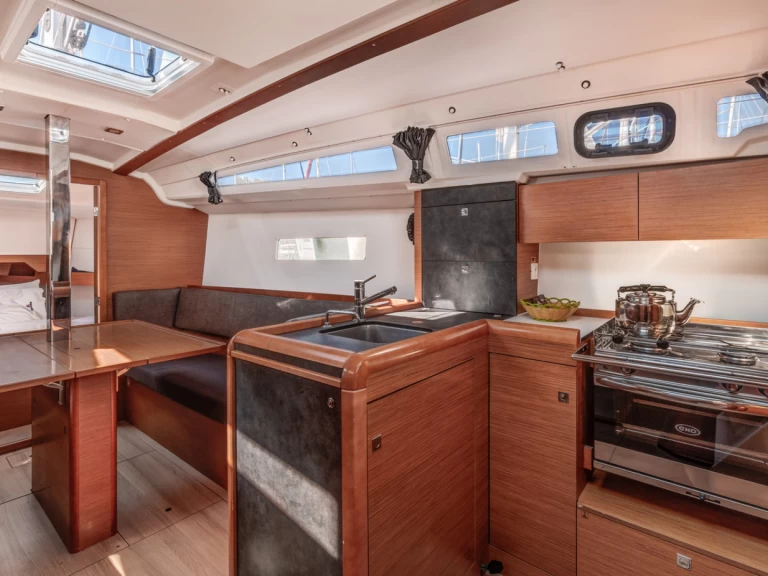 Noleggiare una Jeanneau Sun Odyssey 349 a Gouviá