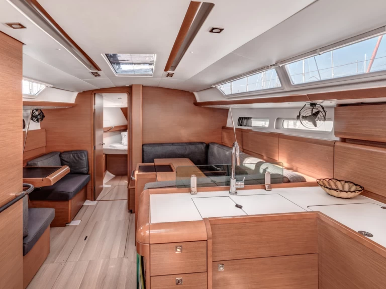 Noleggiare una Jeanneau Sun Odyssey 419 a Gouviá
