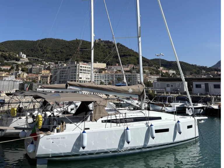 Noleggio Barca a vela con o senza skipper Jeanneau a Porto di Salerno