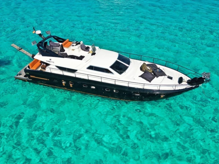 Noleggiare una Ferretti Ferretti 630 Fly a Port Esportiu Marina d'Eivissa