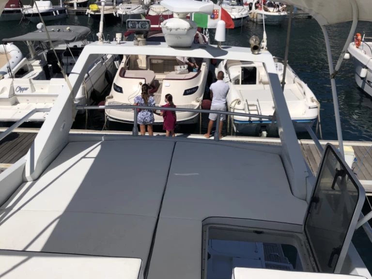 Noleggiare una Comar Clanship 34 fly a Procida
