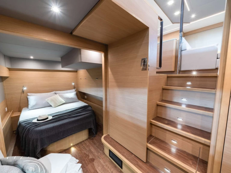 Noleggio Yacht di lusso Aquila con patente nautica