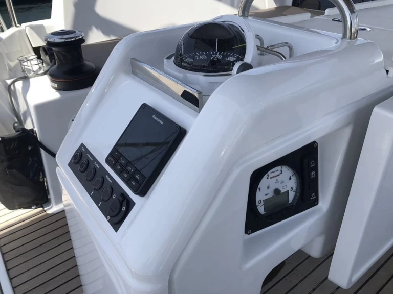 Noleggio Barca a vela Jeanneau con patente nautica