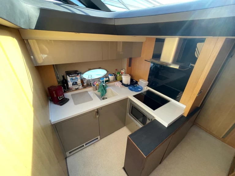 Noleggio Barca a motore a Napoli – Princess V 52