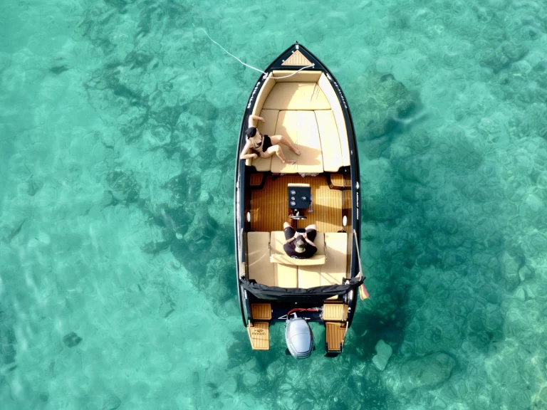 Barca a motore a noleggio a Sant Antoni de Portmany al miglior prezzo