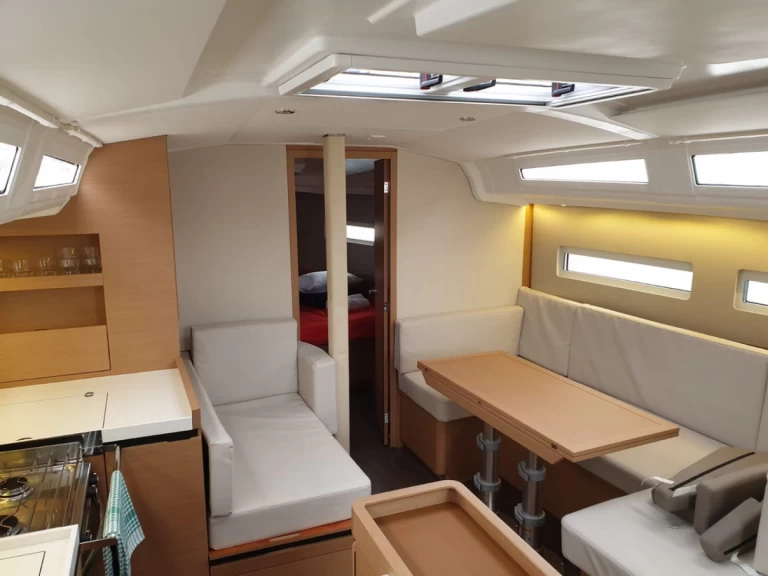 Noleggio barche Jeanneau Sun Odyssey 410 a Pola su Samboat