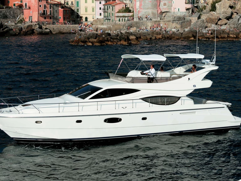 Noleggio Barca a motore con o senza skipper Ferretti a Panaji