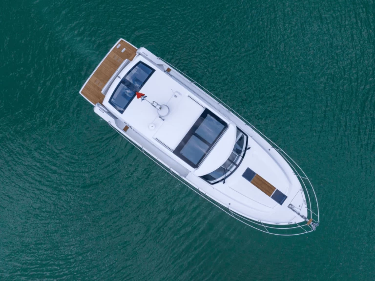 Barca a motore a noleggio a Hạ Long al miglior prezzo