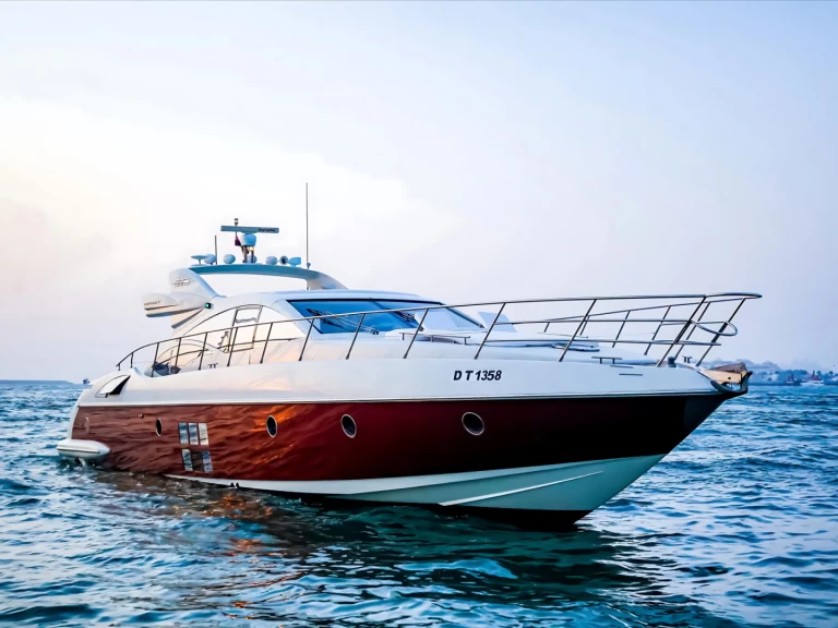 Noleggio Yacht di lusso Custom Made con patente nautica