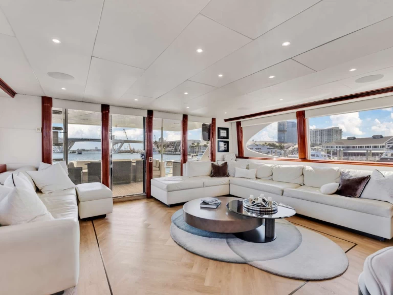 Noleggio Yacht di lusso Lazzara con patente nautica