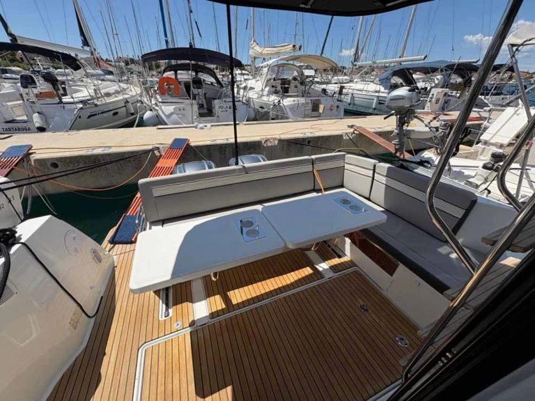Noleggio Barca a motore Jeanneau con patente nautica