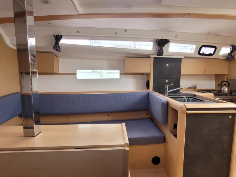 Noleggio Barca a vela Jeanneau con patente nautica