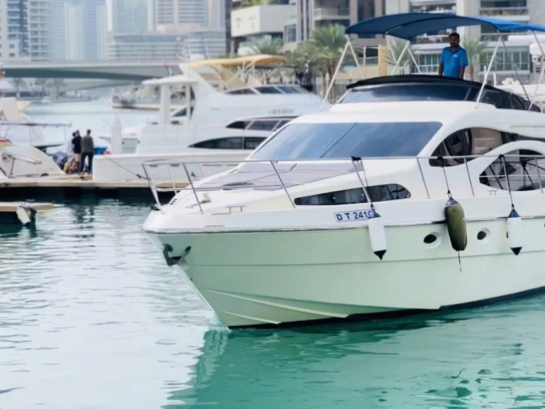 Noleggio Barca a motore Azimut con patente nautica