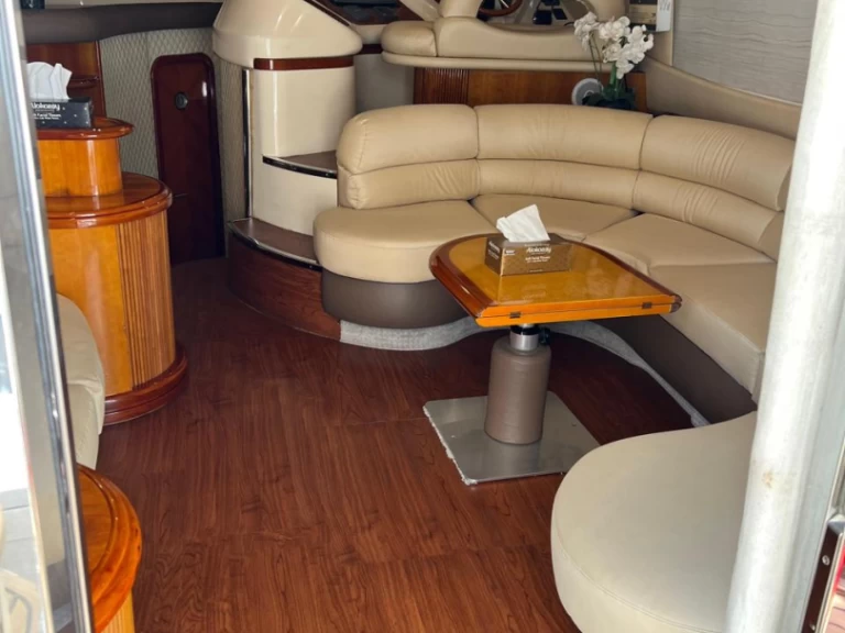 Barca a motore a noleggio a Dubai Marina al miglior prezzo