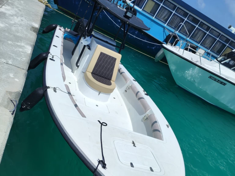 Noleggio Barca a motore a Kendhoo – Touring 24 24 center console 