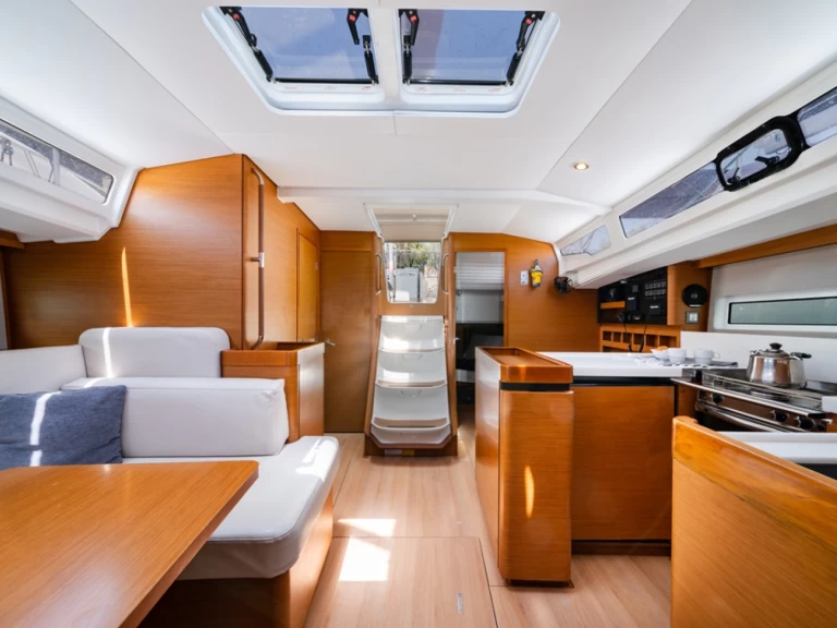 Barca a vela a noleggio a Lávrio al miglior prezzo