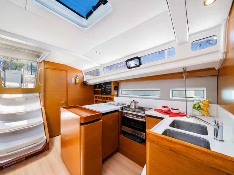 Jeanneau Sun Odyssey 440 da affittare a  Lávrio