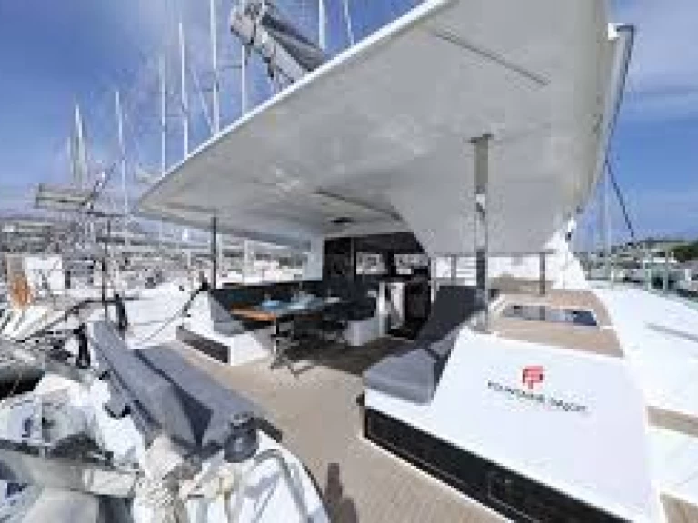 Noleggio Catamarano Fountaine Pajot con patente nautica