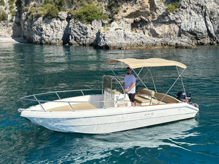 Noleggiare una Capelli Cap 19 Open a Amalfi