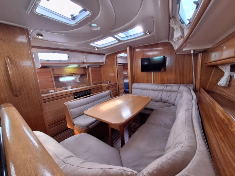 Noleggio barche Bavaria Bavaria 39 Cruiser a Hjellestad su Samboat