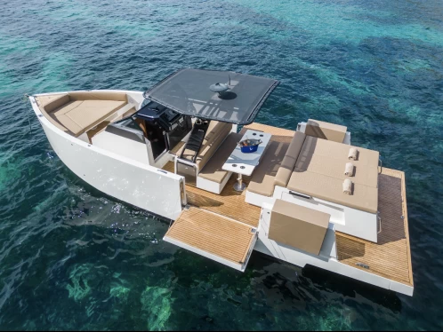 Barca a motore a noleggio a Sant Antoni de Portmany al miglior prezzo