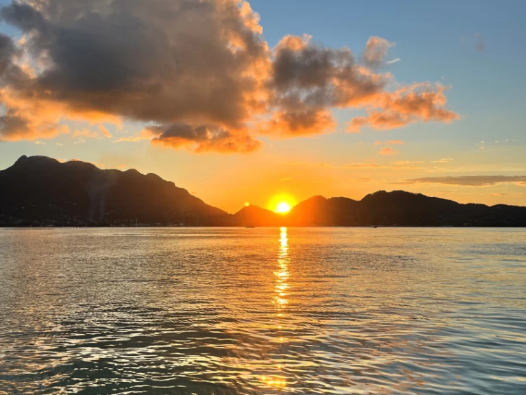 Noleggiare una Wellcraft Scarab 302 Sport a Mahé