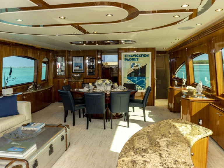 Noleggiare una Hatteras Gail Force II a Nassau