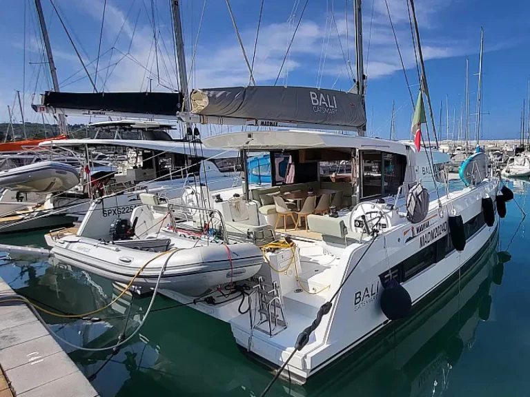 Catamarano a noleggio a Procida al miglior prezzo