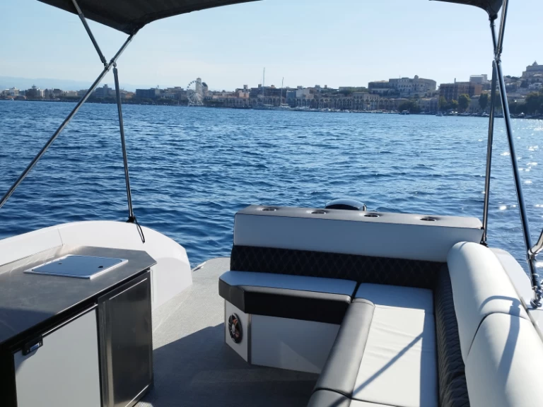 Noleggiare una Swiss-Boat/Italy Boat Funlounger 8.5 a Milazzo