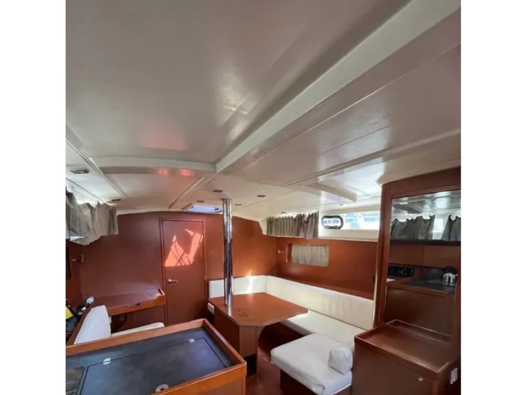 Bénéteau Oceanis 41.1 da affittare a  Gouviá