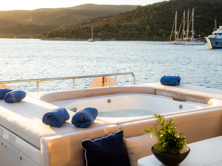 Noleggio a Flisvos Marina – ISA, RODRIGUEZ GROUP ITALY 133 su SamBoat