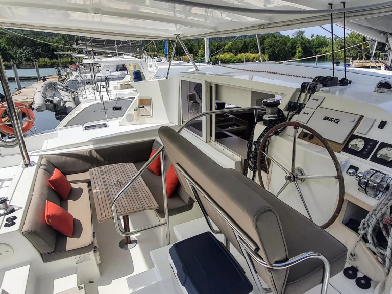 Noleggio Catamarano Lagoon con patente nautica