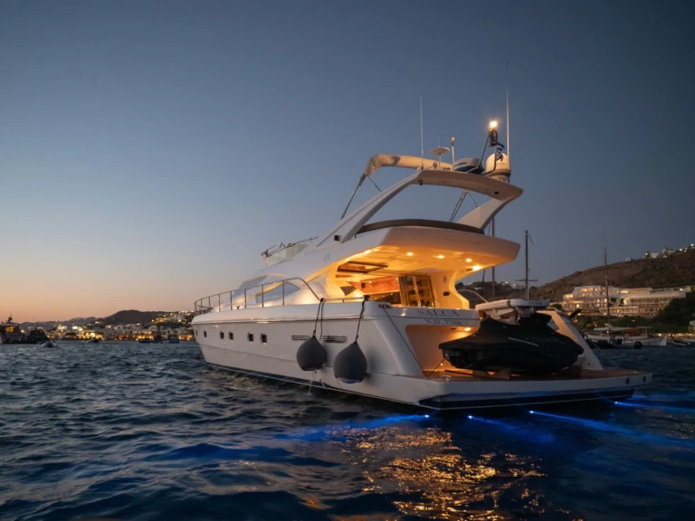 Noleggio Yacht di lusso Ferretti con patente nautica