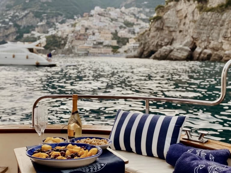 Barca a motore a noleggio a Sorrento al miglior prezzo