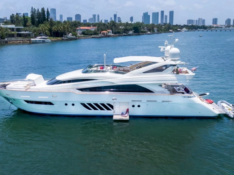 Noleggio Yacht di lusso Dominator con patente nautica