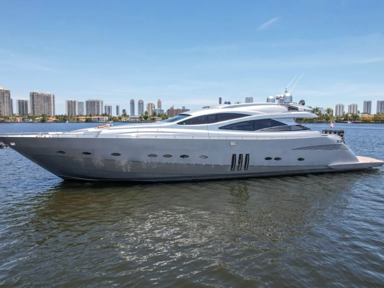 Noleggio Yacht di lusso Pershing con patente nautica