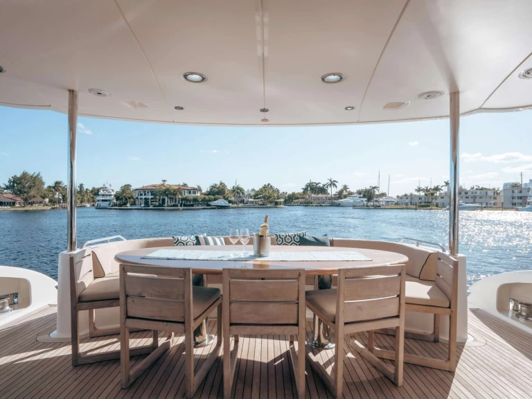 Noleggio Yacht di lusso Lazzara con patente nautica