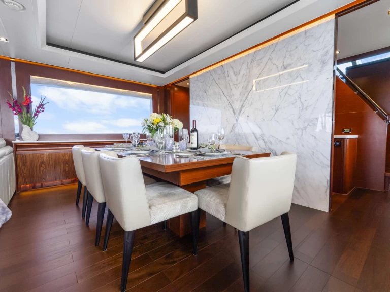 Noleggio Yacht di lusso Horizon con patente nautica