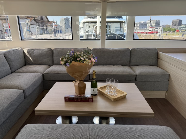 Catamarano a noleggio a Álimos al miglior prezzo