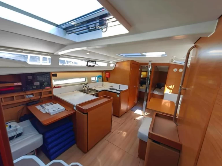 Noleggio Barca a vela Jeanneau con patente nautica