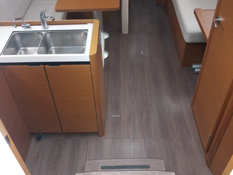 Noleggio Barca a vela con o senza skipper Jeanneau a Procida