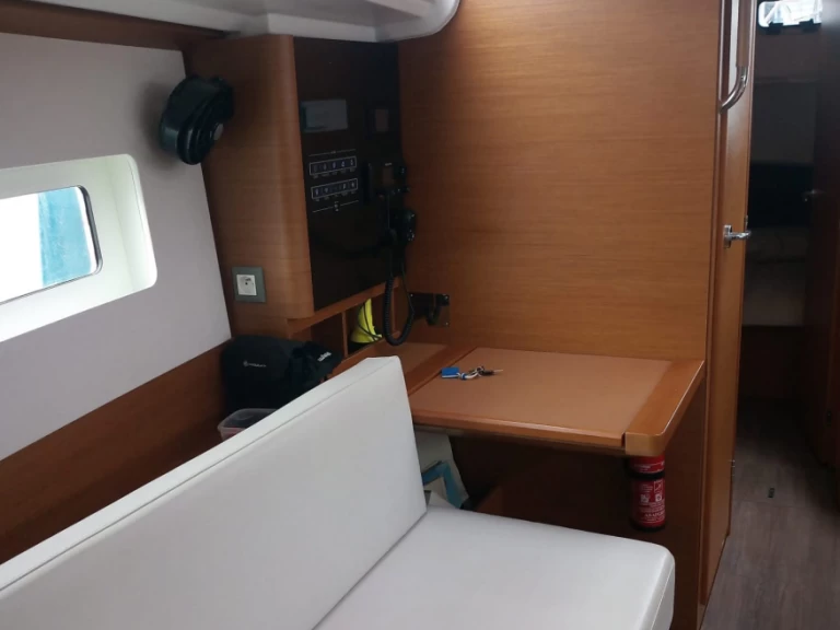 Noleggio Barca a vela Jeanneau con patente nautica