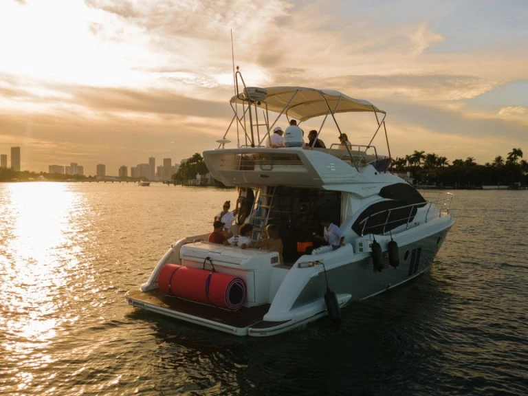 Noleggiare una Azimut Azimut 42 Fly a Miami Beach