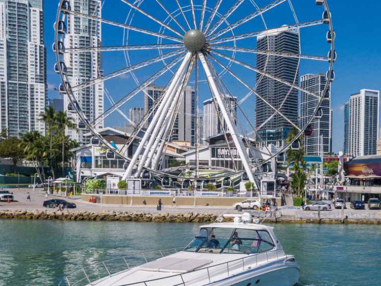 Noleggiare una Sea Ray Sea Ray 500 Sundancer a Miami Beach